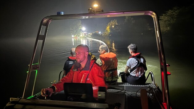 Die Feuerwehren waren mit Booten auf der Mur im Einsatz.