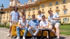 Tour-Stopp der JVP vor dem Schloss Esterházy. 
