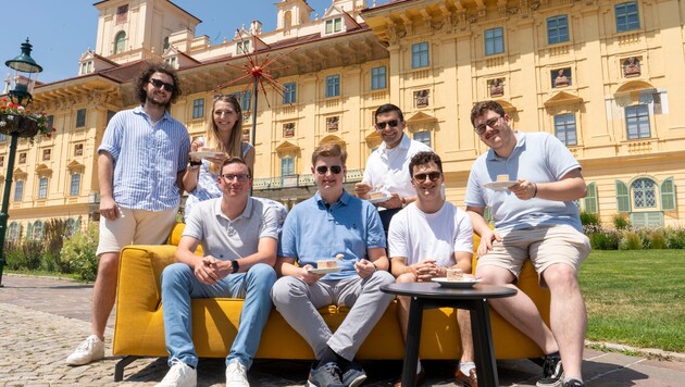 Tour-Stopp der JVP vor dem Schloss Esterházy.