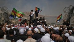 Protestierende Drusen auf beiden Seiten der Grenze bereiten den israelischen Sicherheitskräften ...