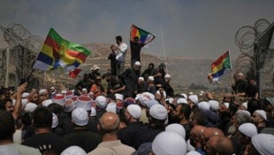 Protestierende Drusen auf beiden Seiten der Grenze bereiten den israelischen Sicherheitskräften ...