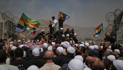 Protestierende Drusen auf beiden Seiten der Grenze bereiten den israelischen Sicherheitskräften ...