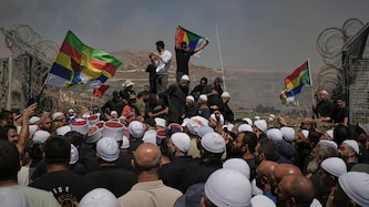 Protestierende Drusen auf beiden Seiten der Grenze bereiten den israelischen Sicherheitskräften ...