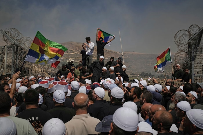 Protestierende Drusen auf beiden Seiten der Grenze bereiten den israelischen Sicherheitskräften ...