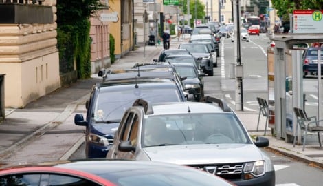 Die zahlreichen Urlauber hielt das aber nicht davon ab, ihr Parkplatz-Glück im Zentrum zu ...