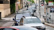 Die zahlreichen Urlauber hielt das aber nicht davon ab, ihr Parkplatz-Glück im Zentrum zu ...