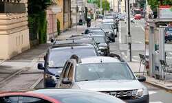 Die zahlreichen Urlauber hielt das aber nicht davon ab, ihr Parkplatz-Glück im Zentrum zu ...