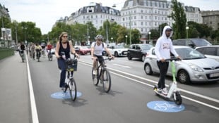 Stadträtin Ulli Sima (links) und Christoph Engelmaier von der „Krone“ radelten in 40 Minuten am ...