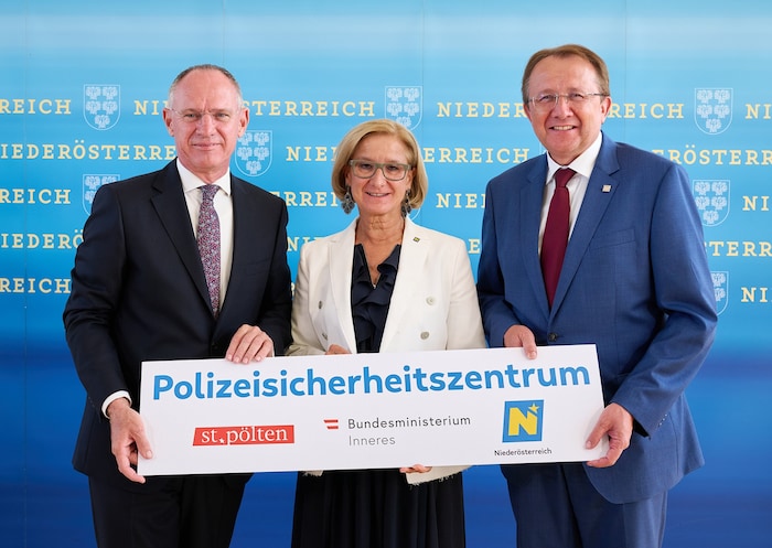 Innenminister Gerhard Karner, Landeshauptfrau Johanna Mikl-Leitner, St. Pöltens Bürgermeister ...