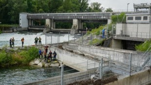 Einsatzort Kleinwasserkraftwerk Traunwehr bei der Abzweigung zum Jauckerbach in Traun