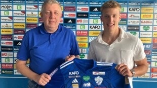 Dominic Vincze mit Hartberg-Chef Erich Korherr.