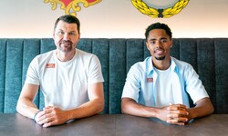 Rapids Sportchef Markus Katzer und der norwegische Neuzugang Petter Nosa Dahl