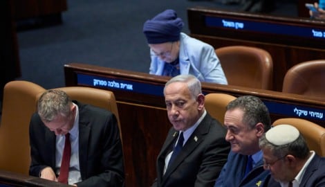 Israels Ministerpräsident Benjamin Netanyahu (2.v.l.) hat keine leichte Zeit im Parlament.