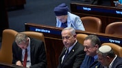 Israels Ministerpräsident Benjamin Netanyahu (2.v.l.) hat keine leichte Zeit im Parlament.
