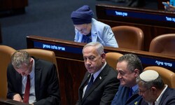 Israels Ministerpräsident Benjamin Netanyahu (2.v.l.) hat keine leichte Zeit im Parlament.