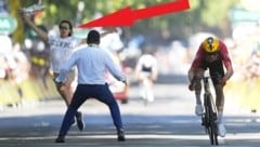 Ein Polizist checkt einen Israel-Hasser im Zielbereich der 11. Etappe der Tour de France von der ...
