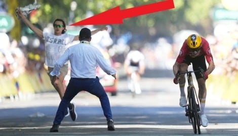 Ein Polizist checkt einen Israel-Hasser im Zielbereich der 11. Etappe der Tour de France von der ...