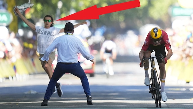 Ein Polizist checkt einen Israel-Hasser im Zielbereich der 11. Etappe der Tour de France von der ...