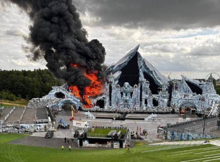 Ob das am Freitag beginnende Festival in Belgien trotz des Brandes überhaupt stattfinden kann, ...