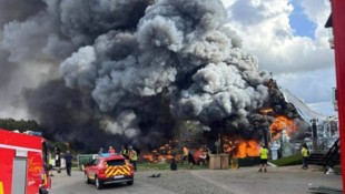 Die Hauptbühne des Musikfestivals „Tomorrowland“ im belgischen Boom brennt lichterloh.