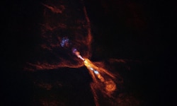 Junge Sterne sind von massiven Gas- und Staubringen umgeben, sogenannten protoplanetaren ...