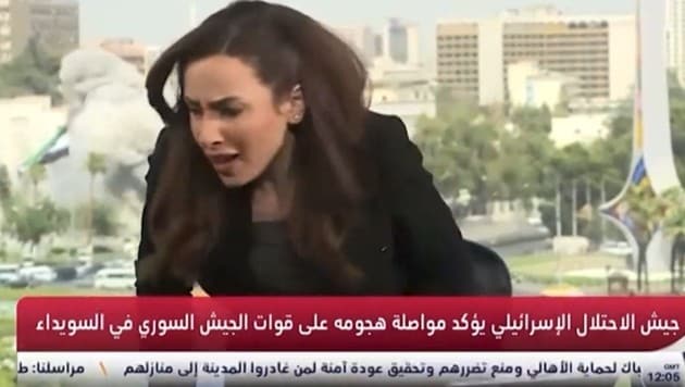 Diese Reporterin hat live im Studio berichtet, als hinter ihr eine Rakete einschlug.