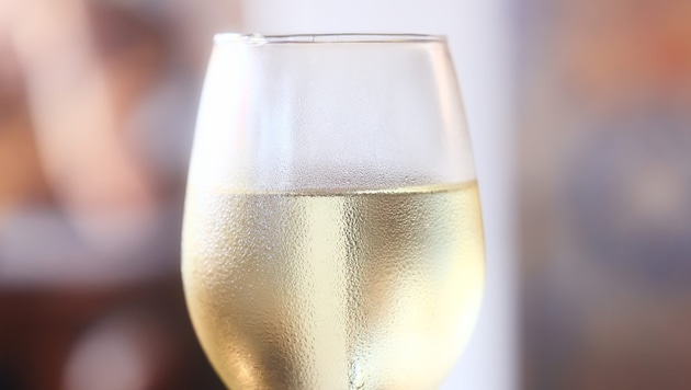 In Portugal hat ein Mann seiner Lebensgefährtin Batteriesäure in den Wein gemischt. Sie starb an ...