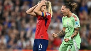 Ada Hegerberg (li.) konnte es nicht fassen.