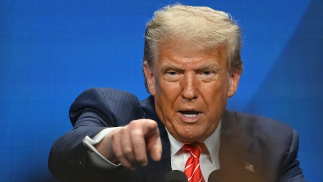 Trump verhängt Strafzölle gegen die Handelspartner Russlands und verlangt von Europa, das auch ...