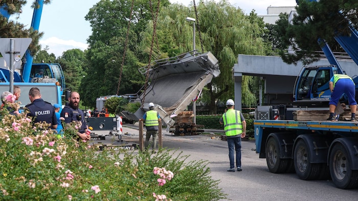 Ein Schwerfahrzeug transportierte das Bauteil ab, es ist sichergestellt.