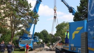 Die Bergung der beschädigten Fußgängerbrücke