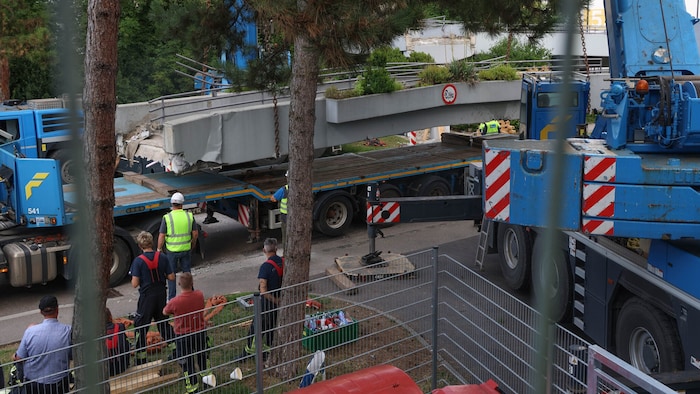 Abtransport des abgerissenen Brückenteils