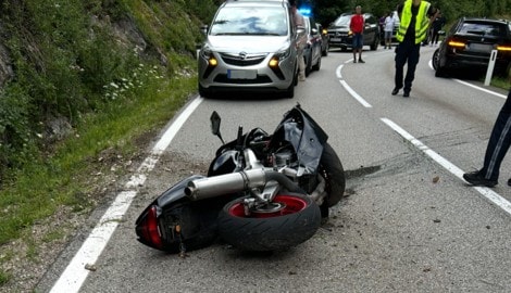 Der Schwerverletzte wurde ins Spital gebracht. Am Motorrad entstand Totalschaden.