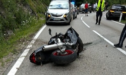 Der Schwerverletzte wurde ins Spital gebracht. Am Motorrad entstand Totalschaden.