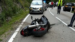 Der Schwerverletzte wurde ins Spital gebracht. Am Motorrad entstand Totalschaden.