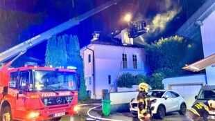 Insgesamt 22 Einsatzkräfte der Berufsfeuerwehr und mehrere Freiwillige Feuerwehrleute aus ...