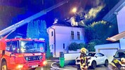 Insgesamt 22 Einsatzkräfte der Berufsfeuerwehr und mehrere Freiwillige Feuerwehrleute aus ...