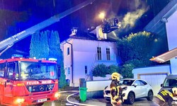 Insgesamt 22 Einsatzkräfte der Berufsfeuerwehr und mehrere Freiwillige Feuerwehrleute aus ...