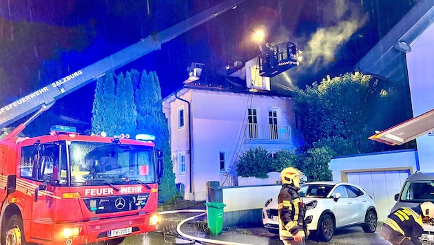 Insgesamt 22 Einsatzkräfte der Berufsfeuerwehr und mehrere Freiwillige Feuerwehrleute aus ...