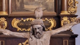 Der kleine Vogel ließ sich erschöpft auf dem Jesus-Haupt nieder.