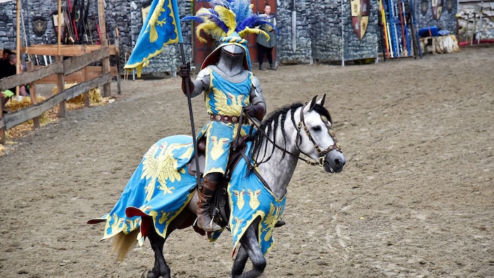 Das Areal der Burg Sommeregg verwandelt sich in eine ritterliche arena.