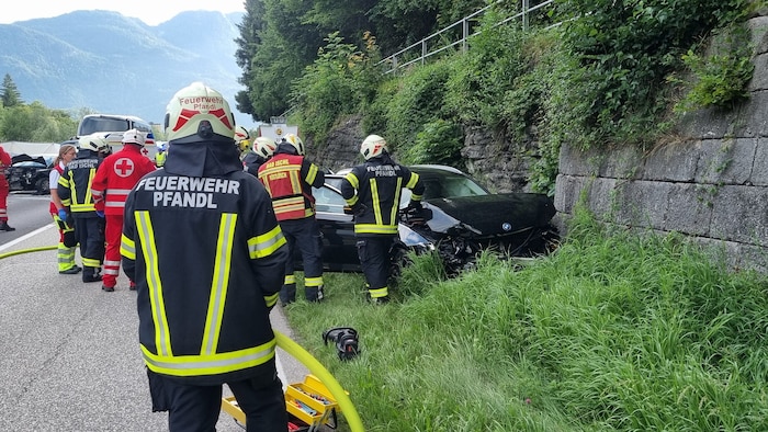 Die B 145 war während der Rettungs- und Aufräumarbeiten im Bereich der Unfallstelle komplett ...