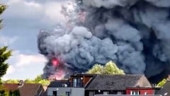 In Videoaufnahmen von dem riesigen Feuer waren Feuerwerkskörper zu hören und zu sehen, die ...