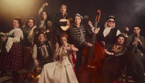 „Musical Sommer Amstetten“: Vincent Bueno (M.) ist der „liebe Augustin“