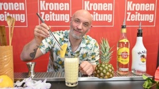 Daniel Schellander zeigt im „Krone“-Studio, wie der leckere Cocktail gemacht wird.