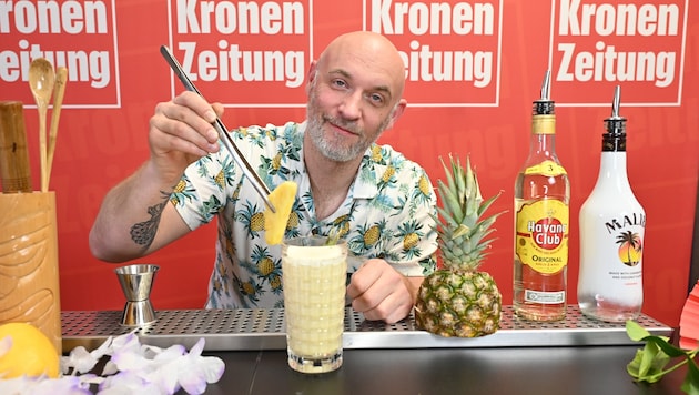 Daniel Schellander zeigt im „Krone“-Studio, wie der leckere Cocktail gemacht wird.