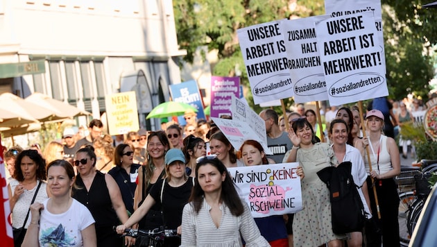 Die Initiative #soziallandretten rief am 1. Juli zu einer Demonstration in Graz auf. Tausende ...