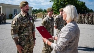 Verteidigungsministerin Tanner bei der Überreichung der seltenen Ehrung