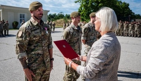 Verteidigungsministerin Tanner bei der Überreichung der seltenen Ehrung