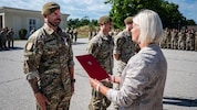 Verteidigungsministerin Tanner bei der Überreichung der seltenen Ehrung
